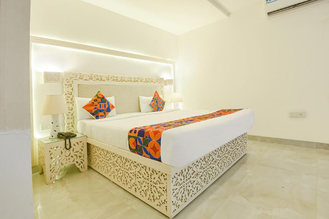 Fabhotel Yahweh With Bar,
